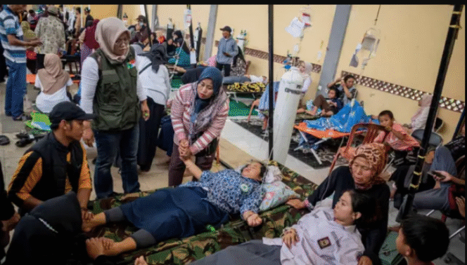 
					Siswa korban keracunan usai menyantap menu makan bergizi gratis (MBG) menjalani perawatan medis di Posko Penanganan di Kantor Kecamatan Cipongkor, Kabupaten Bandung Barat, Jawa Barat, Rabu, 24 September 2025. Foto: antaranews