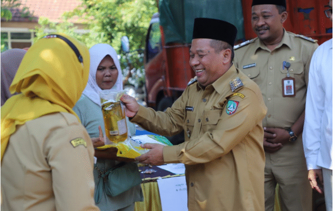 
					Wagub Jombang, KH Salmanuidn Yazid menyerahkan minyak harga murah kepada warga saat melaksanakan Gerakan Pangan Murah (GPM) Serentak digelar di Jawa Timur. Kabupaten Jombang  turut ambil bagian dalam kegiatan yang dilaksanakan pada Selasa (23/9/2025) dengan menggelar GPM serentak di 21 Kecamatan. Foto: Diskominfo Pemkab Jombang