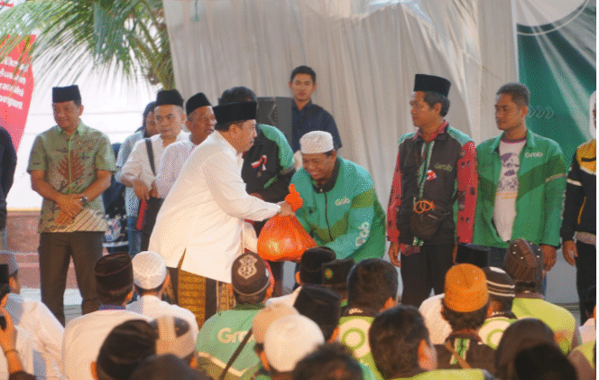
					Bupati Warsubi menyerahkan bingkisan kepada anggota Ojol Jombang, pada acara  doa bersama yang diselenggarakan oleh komunitas Ojol Jombang untuk mendoakan mendiang  Affan Kurniawan, serta keamanan wilayah Jombang di masjid Masjid As-Sami’, Mojokrapak, Jombang, Senin 1 September 2025. Foto: Diskominfo Pemkab Jombang