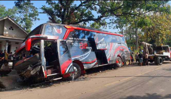 
					Sebanyak delapan penumpang meninggal dunia,akibat rem blong, bus pariwisata PO IND'S 88 mengangkut 52 orang rombongan karyawan Rumah Sakit Bina Sehat (RSBS) Jember, mengalami kecelakaan di jalur Bromo lewat Probolinggi, Minggu sore, 14 September 2025. Foto: pantura7.com

