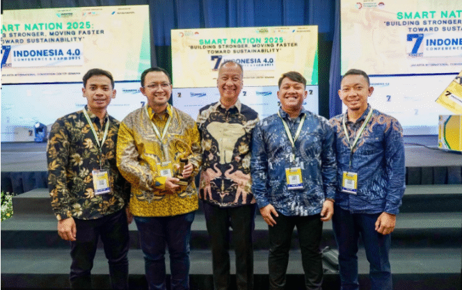 
					Jajaran direksi Petrokimia Gresik saat menerima penghargaan Rintisan Teknologi (Rintek) untuk kategori Teknologi Proses Industri Manufaktur dari Menteri Perindustrian (Menperin) Republik Indonesia, Agus Gumiwang. Kartasasmita. Foto: dok/ Petrokimia Gresik