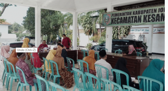 
					Petugas Bank Jatim di Jombang menyerahkan bantuan PKH+ kepada sebanyak 70 lansia di pendopo kecamatan Kesamben, Kamis 18 September 2025. Foto: jombangkab.go.id