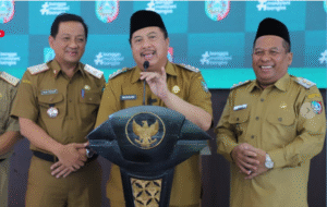 Bupati Jombang Warsubi didampingi wakil KH Salmanudin Yazid, dan Skeretaris Daerah Agus Purnomo. Foto: Diskominfo Pemkab Jombang