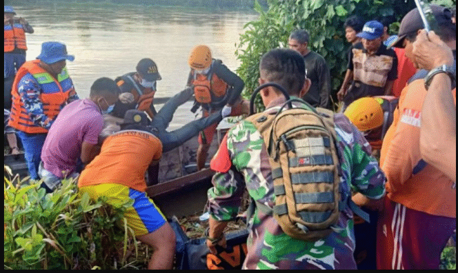 
					SAR Gabungan, Polisi, Kodim, dan BPBD Sidaoarjo, berhasil mengevakuasi korban perahu terbalik di sungai Katingan, Minggu, 28 September 2025/ Foto: antaranews.com