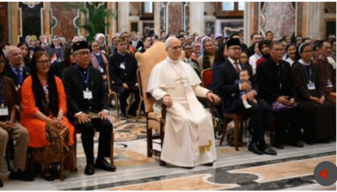 
					Paus Leo XIX duduk sederet di bangku dengan Dubes RI untuk vatikan, Trias Kuntjahjo dalam dialog agama dengan sekitar 200 WNI anggota IRRIKA, Senin, 24 September 2025. Foto: KBRI Takhta Suci