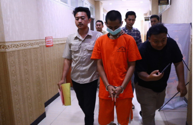 
					Petugas Satreskrim Polres Gresik menangkap NT (21), karyawan swasta asal Bojonegoro, tersangka kasus asusila anak di bawah umur. Foto: Dok/ Polres Gresik
