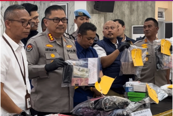 
					Polres Surakarra Jawa Tenggah menggelar konferensi pers, atas penangkapan tersangka sopir Bank Jateng membawa kabur uang Rp 10 miliar, Selasa, 9 September 2025. Foto: beritajateng.tv