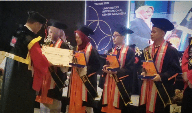 
					Rektor Universitas Internasional Semen Indonesia (UISI). Rektor UISI Dr. Eka Ananta Sidharta SE, MM, AK, CA, CFrA, CBV mewisuda 238 mahasiswa, berasal dari 10 prodi, di Hotel Aston Gresik, Sabtu, 13 September 2025. Foto: dok/ UISI