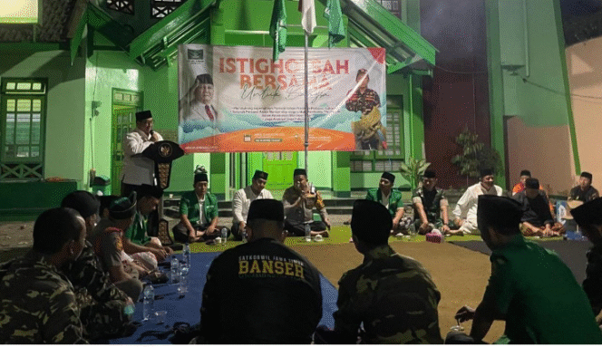 
					Bupati Jombang, Warsubi bersama Kapolres Jombang, AKBP Ardi Kurniawan, Dandim 0814 Jombang, Letkol Kav Dicky Prasojo menghadiri acara istighosah sebagai respon kondisi negara, di sekretariat GP Ansor Jombang, Minggu 31 Agustus 2025. Foto: Diskomimfo Pemkab Jombang