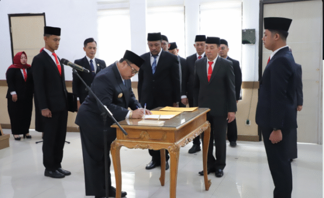
					Pemerintah Kabupaten Jombang, Selasa (27/5/2025) pagi, melantik dan mengambil sumpah/janji 15 pejabat fungsional di Ruang Swagata Pendopo Kabupaten Jombang. Foto: jombangkab.go.id 