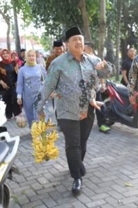 Warsubi Bawa Setandan Pisang ke Posko Forum Rakyat Jombang untuk Menjawab Penolakan Kenaikan Pajak