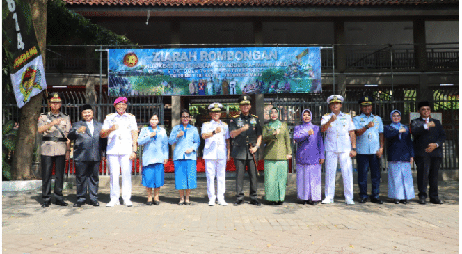
					Pangdam V/ Brawijaya Mayjen TNI Rudy Saladin  bersama jajaran diampingi bupati Jombang Warsubi, melakukan ziarah ke makam Presiden ke4 RI, KH Abdurrahman Wahid di Jombang, Minggu, 28 September 2025. Sebagaian bagian dari peringatan HUT TNI yang jatuh pada tangga; 5 Oktober. Foto: Jombangkab.go.id