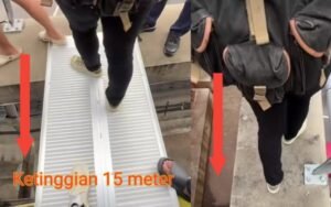 Penumpang berjalan di walkway LRT, sumber fakta indo