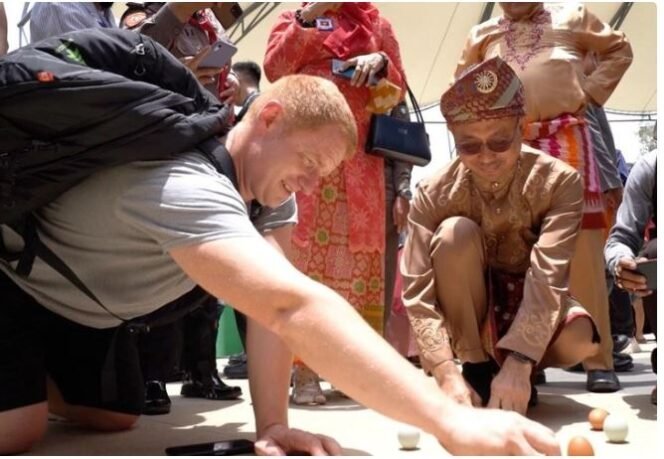 
					Menegakkan telur saat Hari Tanpa Bayangan