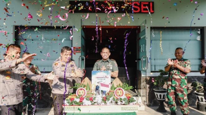
					Kapolres Jombang saat berikan kejutan tumpeng kepada Dandim 0814 Jombang