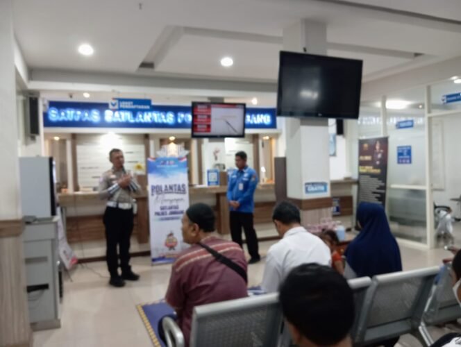 
					Petugas saat berinteraksi langsung dengan masyarakat dalam program 'Polantas Menyapa'