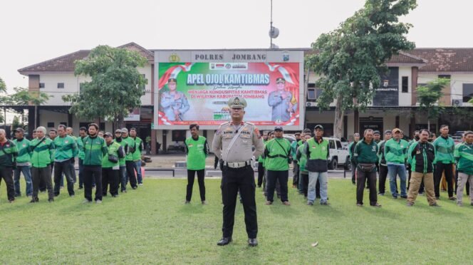 
					Sejumlah pengemudi ojol saat ikuti Apel Ojol Kamtibmas di Mapolres Jombang, Jumat (24/10/2025) 