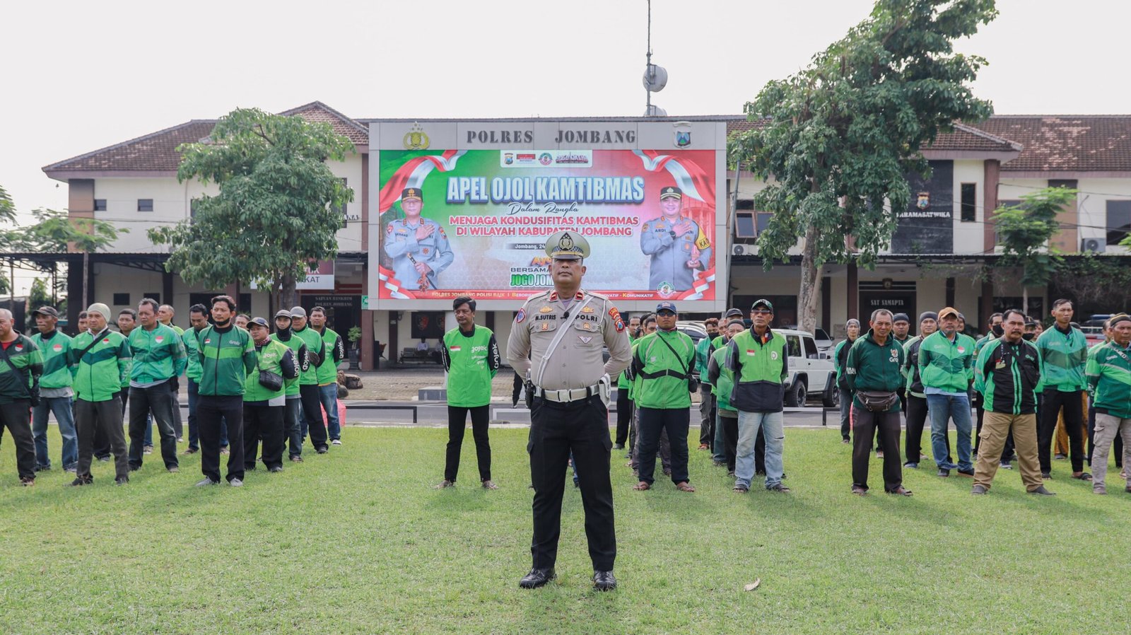 Sejumlah pengemudi ojol saat ikuti Apel Ojol Kamtibmas di Mapolres Jombang, Jumat (24/10/2025) 