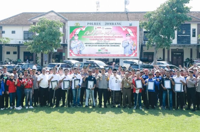 
					Kapolres Jombang foto bersama dengan para peserta Apel Akbar Kebangsaan