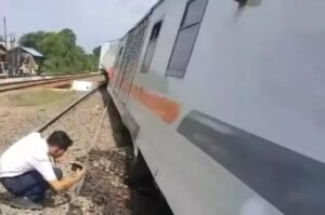 KA Purwojaya yang anjlok