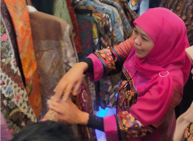 
					Gubernur Jatim, Khofifah IP, selalu nyambangi stand pemkab Jombang, menakala ada pameran produk-produk  UMMK. Ia tak segan-segarn memborong kain dan baju buatan lokal. Foto: Diskominfo Pemkab Jombang