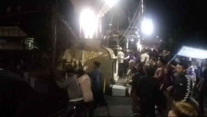 
					Mapolres Lumajang saat digeruduk warga. (IST)