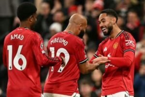 Pemain MU rayakan gol