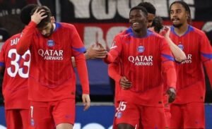 Bek Paris Saint-Germain Nuno Mendes (tengah) merayakan gol bersama rekan satu timnya pada laga Liga Champions antara Bayer 04 Leverkusen dan Paris Saint-Germain (PSG) di stadion BayArena di Leverkusen, Jerman pada 21 Oktober 2025.(AFP/FRANCK FIFE)