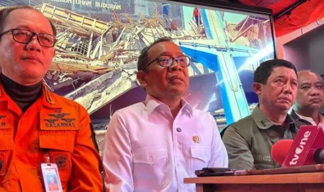 
					Pratikno Menteri Koordinator Bidang Pembangunan Manusia dan Kebudayaan (PMK) saat berada di Posko Gabungan Ponpes Al Khoziny, Kamis (2/10/2025). Foto: Wildan suarasurabaya.net