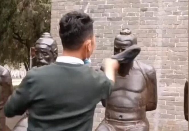 
					Qin Hui dan istri ditapuk sandal