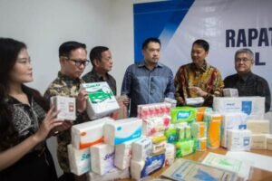 PRODUK : Direksi PT Suparma Tbk dengan display aneka produk usai Paparan Publik Perseroan Kamis, 30 Oktober 2025