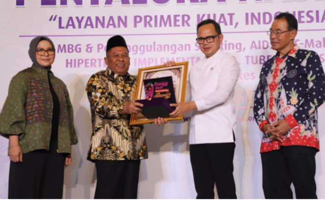 
					Wakil Menteri Dalam Negeri Bima Arya Sugiarto, menyerahkan piagam penghargaan kepada wakil bupati Jombang, Salmanudin Yazid, dari Asosiasi Dinas Kesehatan Seluruh Indonesia (ADINKES) dalam acara malam pembukaan Pentaloka Nasional ADINKES di Hotel Lorin Solo, Jawa Tengah, pada Selasa, (21/10/2025). Foto: jombangkab.go.id