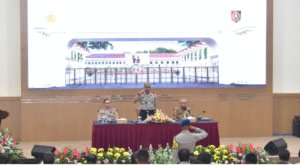 Didampingi Brigjen Pol Drs H Saptono Erlangga Waskitoro dari Divisi Humas Polri (kiri) dan Konsultan Komunikasi Strategis AM Putut Prabantoro (kanan), Gubernur Akpol Irjen Pol Midi Siswoko SIK menerima penghormatan saat pembukaan acara Pembekalan Penulisan Manuskrip sebagai Tugas Akhir Pasis Akpol Angkatan 57, di Auditorium Paramartha Akpol, Semarang, Senin, 20 Oktober 2025. Foto: Akpol Semarang