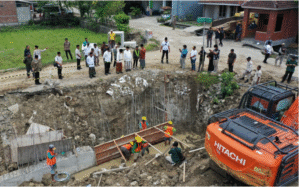 Bupati Jombang, Warsubi bersama jajarannya melakukan peninjauan langsung jalan poros desa Asemgede, kecamatan Ngusikan, Jombang, Kamis 23 Oktober 2025. Longsor, diduga terkena kikisan air hujan yang terjadi sebelumnya. Foto Diskominfo Pemkab Jombang