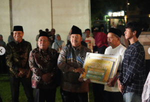 Ketua DPRD Jombang Hadi Atmaji menjadi saksi pemberian hadiah pembayara pajk terbaik di wilayah Pemkab Jombang. Anugerah pembayar terbaik itu dilaksanakan di alun-alun Jomnbang, untuk memperingati Hari jadi ke-115 Pembak Jombang. Foto: Instagram@dprd,jombang