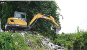 Menggunakan alat berat petugas Dinas Lingkungan Hidup (DLH) Pemkab Jombang, telah memindahkan limbah B3 berupa slag aluminium di area situs purbakala Mbah Blawu, Sukosari, Jogorot, Jombang. Hingga kini DLH sudah mengeruk 300,3 ton limbah. Foto: jombangkab.go.id