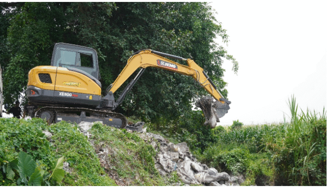
					Menggunakan alat berat petugas Dinas Lingkungan Hidup (DLH) Pemkab Jombang, telah memindahkan limbah B3 berupa slag aluminium di area situs purbakala Mbah Blawu, Sukosari, Jogorot, Jombang. Hingga kini DLH sudah mengeruk 300,3 ton limbah. Foto: jombangkab.go.id
