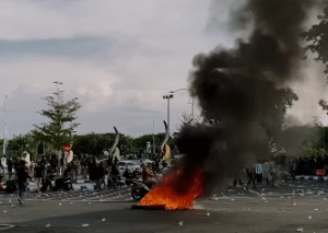 Massa dari berbagai desa di Sampang, Madura, bertepatan dengan peringatan hari Sumpang Pemuda, 28 Oktober 2025, memadati alun-alun Trunojoyo. Mereka melakukan aksi menuntut pemerintah kabupaten Sampang, agar melaksanakan Pilkades serentak tahun 2026.