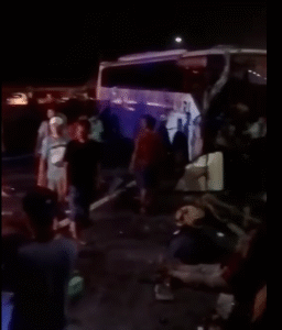 Kecelakaan maut antara bus Damri jurusan Surabaya - Madura, mengalami kecelakaan di jembatan Suramadu, menyebabkan dua orang tewas, terjadi Kamis dini hari, 30 Oktober 2025. Foto: Instagram@bangkalanterkini