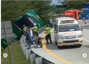 Laka tumggal, diduga sopir tak mampu mengendalikan laju kendaraan di esxit Tol Pemalang, Sabtu [pukul 08.25, menyebabkan bus terguling, empat orang tewas, 13 luka berat dan ringan. Foto: Instagram@pemalang_update
