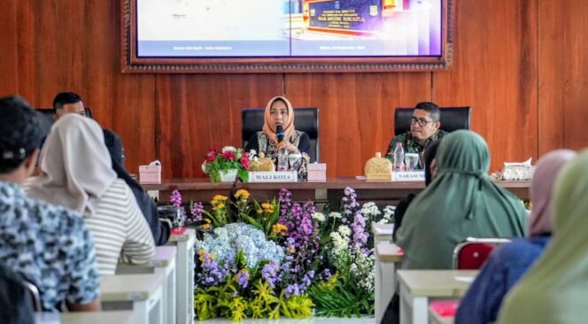 
					Pengarahan dalam kegiatan fasilitasi halal bagi PKL Benpas di Sentra IKM Batik Maja Bharama Wastra pada Selasa, (30/9/2025).dok.humas