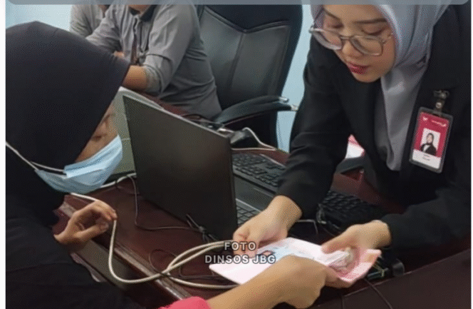 
					Dinas Sosial Pemkab Jombang membagikan pencairan Asistensi Sosial Penyandang Disabilitas (ASPD) tahap III, kepada sebanyak 106 penayndang diasbilitas, di aula kantor Dinasos, Selasa-Rabu, 7-8 Otober 2025. Foto: dinas sosial pemkab jombang