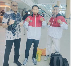  Keberangkatan Atlit DKKI di kejuaraan IBKO 16th All Jepang 2025, di dampingi Tunggul Aryo Wibowo, Ketua Umum DKKI, (Kiri), Atlet DKKI, Muhammad Liem Surya Jaya, (Tengah). M Machmoed, Ketua Dewan Guru DKKI (Kanan). Kamis (30/10/2025), Bandara Internasional Juanda Surabaya. Foto: Dok/ DKKI