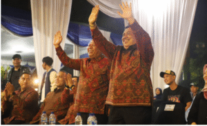 Bupati Jombang Warsubi bersama pasangannya wakkil butpi KH Salmanudin Yazid menyapa publik Jombang yang berduyun-dutun memadati alun-alun Jombang, menyaksikan acara penutupan Jombang Fest 2025, peringatan hari jadi ke-155 Jombang, Minggu 26 Oktober 2025. Foto: jombangkab.go.id