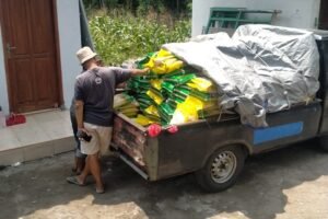 Dinas Perdagangan dan Industri (Disdagrin) Pemkab Jombang memasok beras dan kebutuhan sehari-hari warga dengan harga terjangkau di desa Ngumpul, kecamatan Jogoroto, Jombang. dilkasanakan Senin, 20 Oktober 2025. Foto: disdagrin pemkab jombang