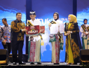 Diapit oleh Bupati Jombang h Warsubi dan Ketua Tim Penggerak PKK Ny Nyuliati Nugrahani, juara I Yuk dan Guk Jombang, Ayyuba Nur Alan Nur Limas sebagi Yuk, dan Muhammad Saputra Elani pemenang I Guk Jombang 2025. Foto: jombangkab.go.id