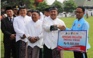 Bupati Warsubi cairkan bonus prestasi atlet kontingen Jombang di laga Porprov Jatim Juli 2025 lalu. Penyerahkan bonus ini dilaksanakan bertepatan dengan upacara bendera peringatan Hari jadi ke-115 Pemkab Jombang, Selasa 21 Oktober 2025 di lapangan upacara Jombang. Foto: diskominfo pemkab jombang