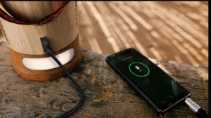 Bukan hanya berfunsgi untuk penerangan, WaterLight ini bahkan bisa menjadi generator listrik yang bisa untuk mengisi listrik handphone dan sejenisnya. Foto: lbbonline.com
