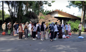 Bank Sampah DLH Pemkab Jombang menyelenggarakan aksi mendorong penggunaan green fill dan minim sampah kepada masyarakat, Jumat 17 Oktober 2025. Foto: jombangkab.go.id