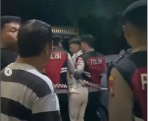 Polisi menggerebek seorang pemuda yang nekad masuk ke sebuah asrama putri, dengan menyamar menggunakan kerudung dan masker, Kamis malam 23 Oktober 2025. Instgaram:bangkalanku